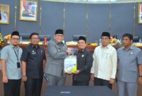 Pemko Padang bersama DPRD Padang menyetujui APBD Kota Padang tahun 2025. (Foto: Prokopim Padang)