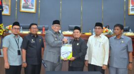 Pemko Padang bersama DPRD Padang menyetujui APBD Kota Padang tahun 2025. (Foto: Prokopim Padang)