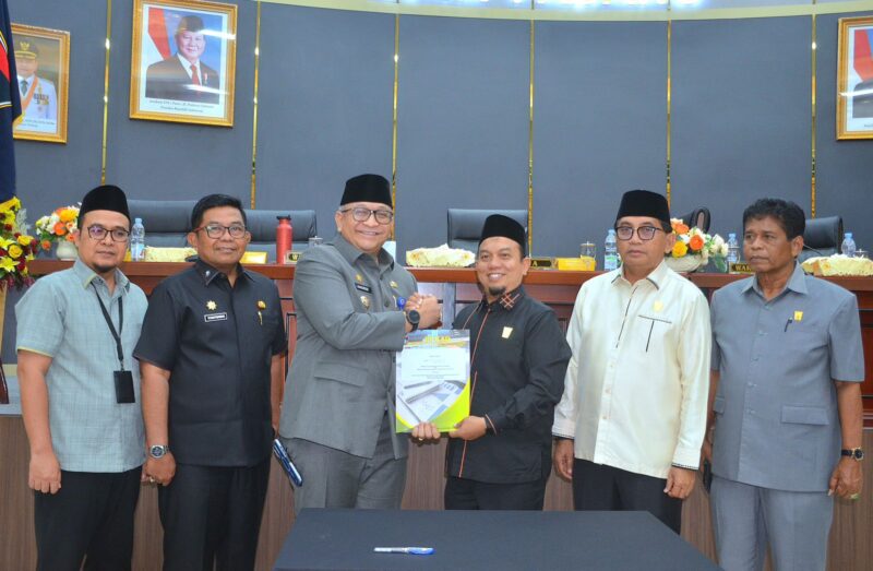 Pemko Padang bersama DPRD Padang menyetujui APBD Kota Padang tahun 2025. (Foto: Prokopim Padang)
