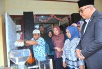 Serah terima alat produksi VCO prebiotik dari Departemen Kimia FMIPA dan LPPM Unand di Kantor Lurah Rawang, Sabtu (23/11/2024). (Foto: Prokopim Padang)
