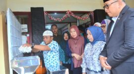 Serah terima alat produksi VCO prebiotik dari Departemen Kimia FMIPA dan LPPM Unand di Kantor Lurah Rawang, Sabtu (23/11/2024). (Foto: Prokopim Padang)