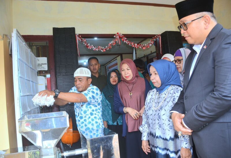 Serah terima alat produksi VCO prebiotik dari Departemen Kimia FMIPA dan LPPM Unand di Kantor Lurah Rawang, Sabtu (23/11/2024). (Foto: Prokopim Padang)