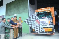 Penjabat (Pj) Wali Kota Padang Andree Algamar bersama unsur Forkopimda dan Ketua KPU Kota Padang Dorri Putra melepas pendistribusian logistik Pilkada Serentak 2024 dari Gudang Logistik KPU Padang, Jalan Bypass Kilometer 19, Selasa (26/11/2024). (Foto: Prokopim Padang)