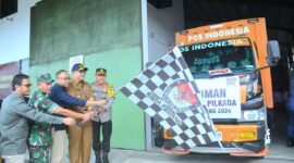 Penjabat (Pj) Wali Kota Padang Andree Algamar bersama unsur Forkopimda dan Ketua KPU Kota Padang Dorri Putra melepas pendistribusian logistik Pilkada Serentak 2024 dari Gudang Logistik KPU Padang, Jalan Bypass Kilometer 19, Selasa (26/11/2024). (Foto: Prokopim Padang)