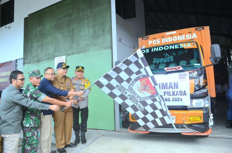 Penjabat (Pj) Wali Kota Padang Andree Algamar bersama unsur Forkopimda dan Ketua KPU Kota Padang Dorri Putra melepas pendistribusian logistik Pilkada Serentak 2024 dari Gudang Logistik KPU Padang, Jalan Bypass Kilometer 19, Selasa (26/11/2024). (Foto: Prokopim Padang)