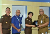 Pj Wali Kota Padang Andree Algamar menyerahkan cenderamata kepada Kajati Sumbar Yuni Daru saat berkunjung ke Perumda Air Minum Padang, Selasa (26/11/2024). (Foto: Prokopim Padang)