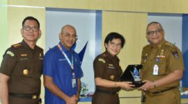 Pj Wali Kota Padang Andree Algamar menyerahkan cenderamata kepada Kajati Sumbar Yuni Daru saat berkunjung ke Perumda Air Minum Padang, Selasa (26/11/2024). (Foto: Prokopim Padang)