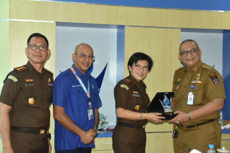 Pj Wali Kota Padang Andree Algamar menyerahkan cenderamata kepada Kajati Sumbar Yuni Daru saat berkunjung ke Perumda Air Minum Padang, Selasa (26/11/2024). (Foto: Prokopim Padang)