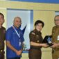 Pj Wali Kota Padang Andree Algamar menyerahkan cenderamata kepada Kajati Sumbar Yuni Daru saat berkunjung ke Perumda Air Minum Padang, Selasa (26/11/2024). (Foto: Prokopim Padang)