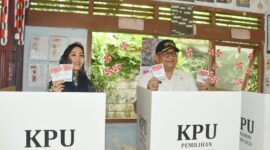 Pj Wali Kota Padang Andree Algamar dan istri menyalurkan hak suara di TPS 1 SDN 26 Rimbo Kaluang Kecamatan Padang Barat, Rabu (27/11/2024). (Foto: Prokopim Padang)