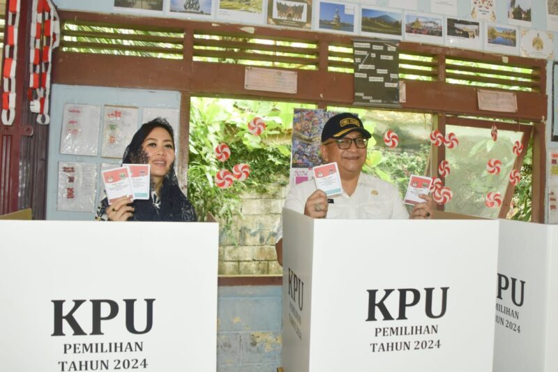 Pj Wali Kota Padang Andree Algamar dan istri menyalurkan hak suara di TPS 1 SDN 26 Rimbo Kaluang Kecamatan Padang Barat, Rabu (27/11/2024). (Foto: Prokopim Padang)