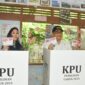 Pj Wali Kota Padang Andree Algamar dan istri menyalurkan hak suara di TPS 1 SDN 26 Rimbo Kaluang Kecamatan Padang Barat, Rabu (27/11/2024). (Foto: Prokopim Padang)