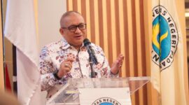 Pj Wali Kota Padang, Andree Algamar mengisi kuliah umum di UNP, Kamis (28/11/2024). (Foto: Prokopim Padang)