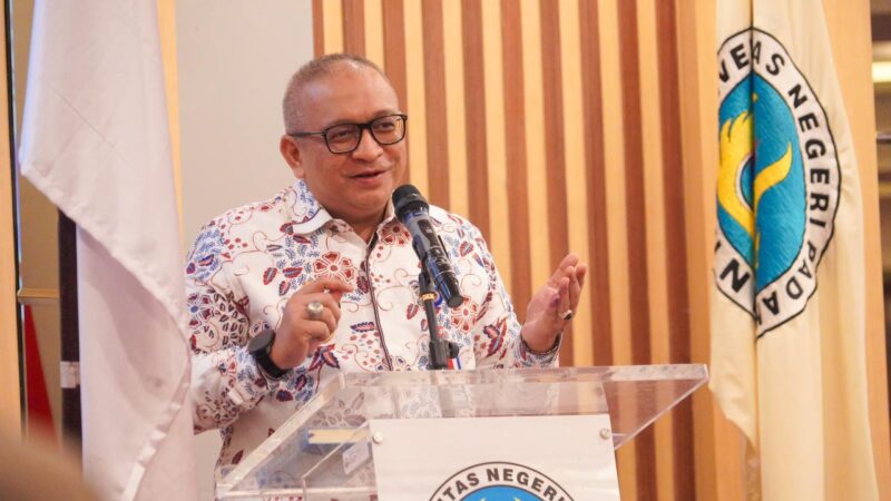 Pj Wali Kota Padang, Andree Algamar mengisi kuliah umum di UNP, Kamis (28/11/2024). (Foto: Prokopim Padang)
