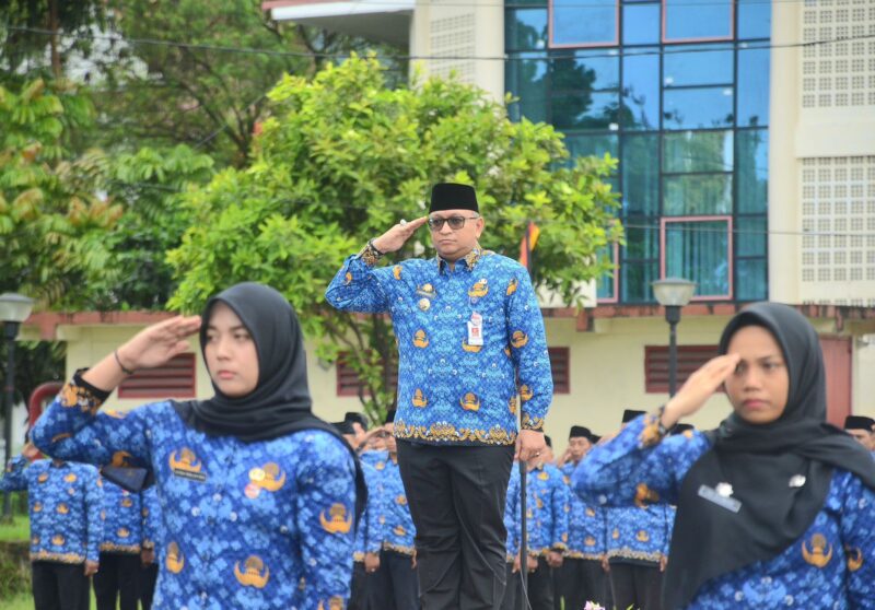 Pj Wali Kota Padang Andree Algamar menjadi pembina upacara HUT Ke-53 Korpri Tingkat Kota Padang. (Foto: Prokopim Padang)