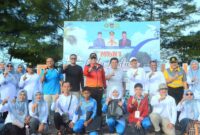 Pj Wali Kota Padang Andree Algamar bersama siswa MTsN 1 Padang saat aksi bersih pantai, Sabtu (30/11/2024). (Foto: Prokopim Padang)