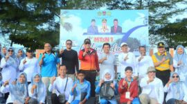 Pj Wali Kota Padang Andree Algamar bersama siswa MTsN 1 Padang saat aksi bersih pantai, Sabtu (30/11/2024). (Foto: Prokopim Padang)