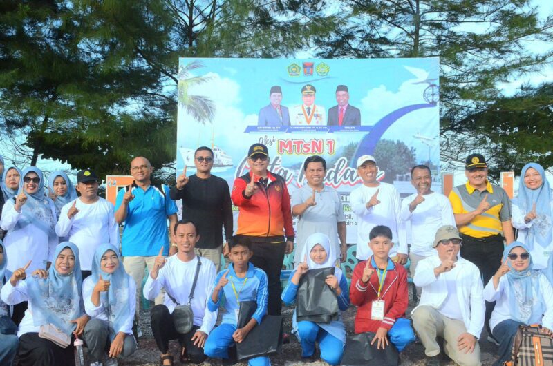Pj Wali Kota Padang Andree Algamar bersama siswa MTsN 1 Padang saat aksi bersih pantai, Sabtu (30/11/2024). (Foto: Prokopim Padang)