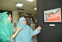 Ketua Dekranasda Provinsi Sumbar Ny. Harneli Bahar didampingi Pj Ketua Dekranasda Padang Ny. Vanny Andree Algamar meninjau Event Photograph of Youth's Interest Photo Contest 2024 di Gedung Youth Center, Sabtu (30/11/2024). (Foto: Prokopim Padang)