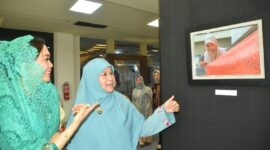 Ketua Dekranasda Provinsi Sumbar Ny. Harneli Bahar didampingi Pj Ketua Dekranasda Padang Ny. Vanny Andree Algamar meninjau Event Photograph of Youth's Interest Photo Contest 2024 di Gedung Youth Center, Sabtu (30/11/2024). (Foto: Prokopim Padang)