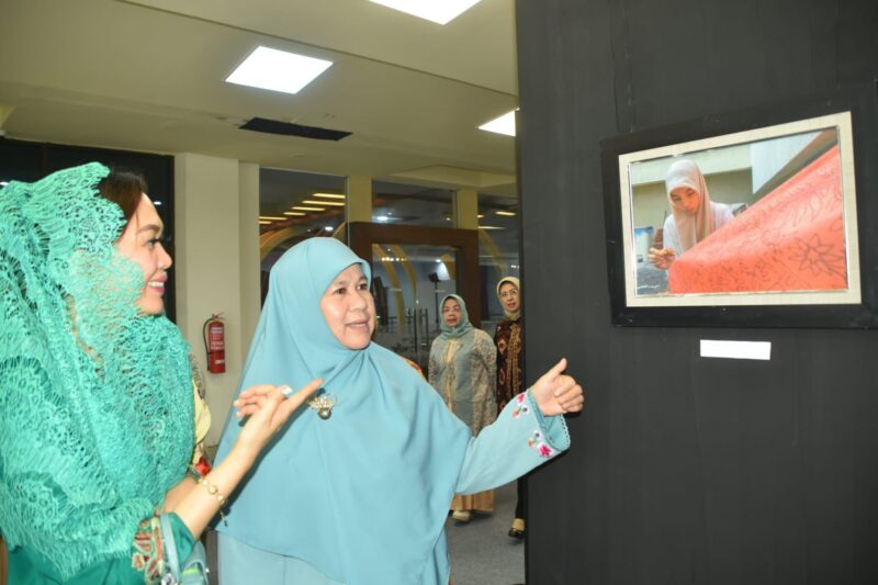 Ketua Dekranasda Provinsi Sumbar Ny. Harneli Bahar didampingi Pj Ketua Dekranasda Padang Ny. Vanny Andree Algamar meninjau Event Photograph of Youth's Interest Photo Contest 2024 di Gedung Youth Center, Sabtu (30/11/2024). (Foto: Prokopim Padang)