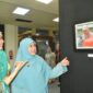 Ketua Dekranasda Provinsi Sumbar Ny. Harneli Bahar didampingi Pj Ketua Dekranasda Padang Ny. Vanny Andree Algamar meninjau Event Photograph of Youth's Interest Photo Contest 2024 di Gedung Youth Center, Sabtu (30/11/2024). (Foto: Prokopim Padang)