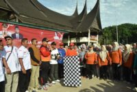 Pj Wali Kota Padang Andree Algamar melepas kegiatan jalan santai di Lapangan Imam Bonjol Padang, Sabtu (30/11/2024). (Foto: Prokopim Padang)