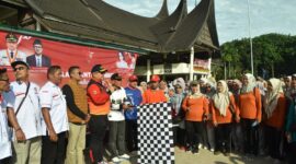 Pj Wali Kota Padang Andree Algamar melepas kegiatan jalan santai di Lapangan Imam Bonjol Padang, Sabtu (30/11/2024). (Foto: Prokopim Padang)