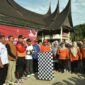 Pj Wali Kota Padang Andree Algamar melepas kegiatan jalan santai di Lapangan Imam Bonjol Padang, Sabtu (30/11/2024). (Foto: Prokopim Padang)