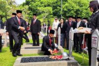 Wakil Presiden Gibran Rakabuming Raka melakukan prosesi tabur bunga di pusara di TMP Kalibata, Jakarta, Minggu (10/11/2024). (Foto: Antara/Mentari Dwi Gayati/am)