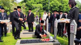 Wakil Presiden Gibran Rakabuming Raka melakukan prosesi tabur bunga di pusara di TMP Kalibata, Jakarta, Minggu (10/11/2024). (Foto: Antara/Mentari Dwi Gayati/am)