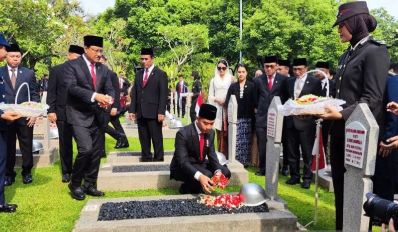 Wakil Presiden Gibran Rakabuming Raka melakukan prosesi tabur bunga di pusara di TMP Kalibata, Jakarta, Minggu (10/11/2024). (Foto: Antara/Mentari Dwi Gayati/am)