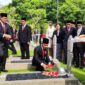 Wakil Presiden Gibran Rakabuming Raka melakukan prosesi tabur bunga di pusara di TMP Kalibata, Jakarta, Minggu (10/11/2024). (Foto: Antara/Mentari Dwi Gayati/am)