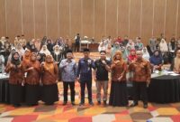 Asisten I Setdako Padang Edi Hasymi, Kabag Kesra Jasman dan jajaran foto bersama usai membuka FGD Penguatan Kelembagaan dan Pembinaan Anak Panti Asuhan, Kamis (21/11/2024).