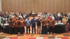 Asisten I Setdako Padang Edi Hasymi, Kabag Kesra Jasman dan jajaran foto bersama usai membuka FGD Penguatan Kelembagaan dan Pembinaan Anak Panti Asuhan, Kamis (21/11/2024).