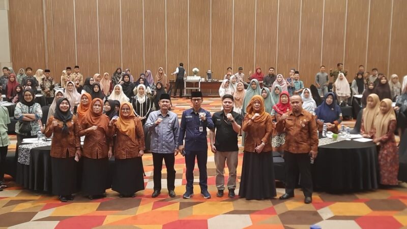 Asisten I Setdako Padang Edi Hasymi, Kabag Kesra Jasman dan jajaran foto bersama usai membuka FGD Penguatan Kelembagaan dan Pembinaan Anak Panti Asuhan, Kamis (21/11/2024).