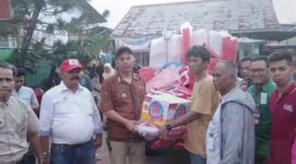 Camat Lubeg Andi Amir menyerahkan bantuan kepada korban kebakaran. (Foto: Ist)