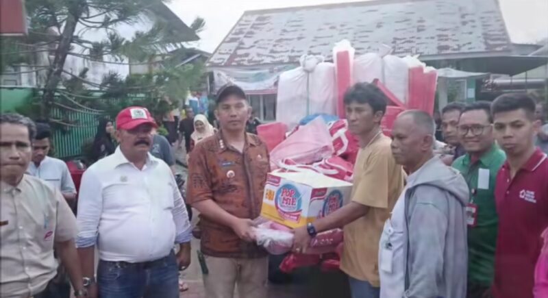 Camat Lubeg Andi Amir menyerahkan bantuan kepada korban kebakaran. (Foto: Ist)