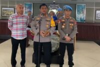 Kabid Humas Polda Sumbar Kombes Pol Dwi Sulistyawan memberikan keterangan pers terkait perkembangan kasus penembakan Kasat Reskrim Polres Solsel di Mapolda Sumbar, Sabtu (23/11/2024). (Foto: Ist)