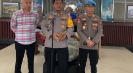 Kabid Humas Polda Sumbar Kombes Pol Dwi Sulistyawan memberikan keterangan pers terkait perkembangan kasus penembakan Kasat Reskrim Polres Solsel di Mapolda Sumbar, Sabtu (23/11/2024). (Foto: Ist)