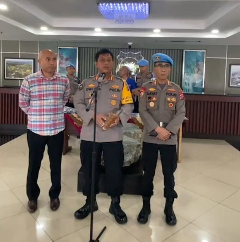 Kabid Humas Polda Sumbar Kombes Pol Dwi Sulistyawan memberikan keterangan pers terkait perkembangan kasus penembakan Kasat Reskrim Polres Solsel di Mapolda Sumbar, Sabtu (23/11/2024). (Foto: Ist)