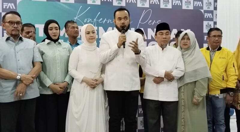Fadly Amran-Maigus Nasir bersama tim pemenangan saat konferensi pers di NasDem Tower, Rabu (27/11/2024) malam. (Foto: Ist)