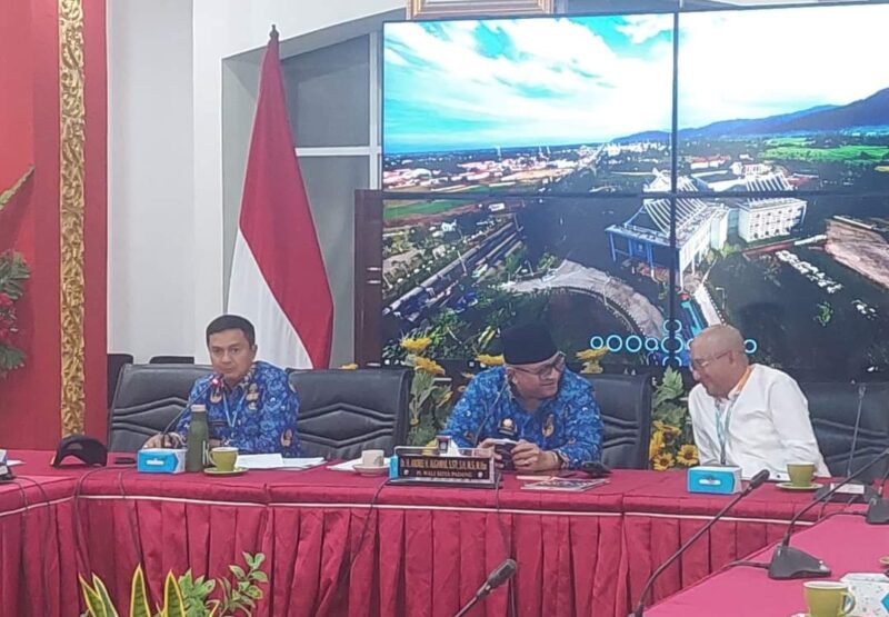 Pj Wali Kota Padang Andree Algamar memimpin rapat bersama PDAM Padang, Jumat (29/11/2024). (Foto: Diskominfo Padang)