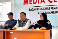 Anggota Bawaslu Sumbar Muhammad Khadafi (tengah) menyampaikan keterangan pers. (Foto: Bawaslu Sumbar)