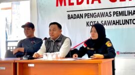 Anggota Bawaslu Sumbar Muhammad Khadafi (tengah) menyampaikan keterangan pers. (Foto: Bawaslu Sumbar)