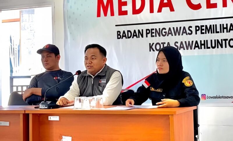 Anggota Bawaslu Sumbar Muhammad Khadafi (tengah) menyampaikan keterangan pers. (Foto: Bawaslu Sumbar)