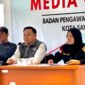 Anggota Bawaslu Sumbar Muhammad Khadafi (tengah) menyampaikan keterangan pers. (Foto: Bawaslu Sumbar)