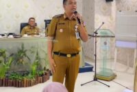 Camat Lubeg Nofiandi Amir menyampaikan sambutan saat Sosialisasi Program ILP yang digelar Puskesmas Pagambiran di Kawana Hotel, Senin (12/11/2024). (Foto: Ist)