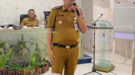 Camat Lubeg Nofiandi Amir menyampaikan sambutan saat Sosialisasi Program ILP yang digelar Puskesmas Pagambiran di Kawana Hotel, Senin (12/11/2024). (Foto: Ist)
