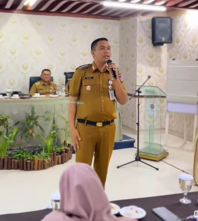 Camat Lubeg Nofiandi Amir menyampaikan sambutan saat Sosialisasi Program ILP yang digelar Puskesmas Pagambiran di Kawana Hotel, Senin (12/11/2024). (Foto: Ist)